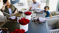 Ditemani sang putra, acara makan siang di rumahnya yang mewah jadi terasa semakin seru. DJ Khaled memang sayang sekali dengan putranya. Foto: Instagram @djkhaled
