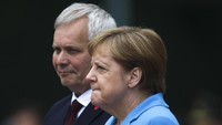 Tangan Merkel tampak mengepal dan raut wajahnya mengindikasikan dia berusaha menahan kejang-kejang itu. Media lokal Jerman, Focus, menyebut Merkel kejang-kejang selama satu menit. Foto: AP Photo/Markus Schreiber