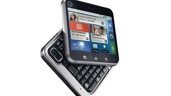 Ini adalah Motorola Flipout yang keluar tahun 2010. Aneh kan bentuknya? Ponsel ini dapat berotasi untuk memunculkan keyboard fisiknya. Foto: Telegraph