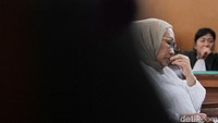 Ratna nampak tak kuasa menahan rasa sedih saat menjalani sidang vonis tersebut.