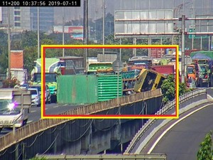 Truk Terguling di Tol Cawang Arah Priok, Lalin Padat 11 Kilometer