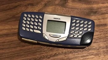 Meski bukan smartphone, Nokia 5510 dibekali keyboard fisik lengkap di kedua sisinya. Foto: Telegraph