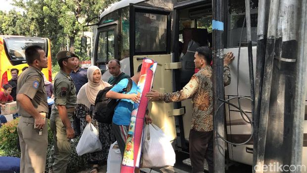 Pencari Suaka di Trotoar Kebon Sirih Diangkut Pakai Bus ke Kalideres