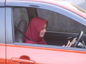 Kisah Inspiratif Rizky Driver Taksi Online yang Lulus Kuliah Cumlaude