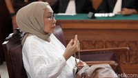 Di sela pembacaan putusan, Ratna Sarumpaet tiba-tiba memegang tas cokelat yang berada di sisi kiri kursinya. Ternyata Ratna Sarumpaet hendak mengambil tasbih.