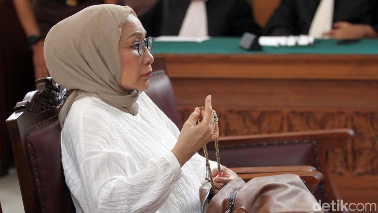Divonis 2 Tahun Penjara, Ratna Sarumpaet Salami Hakim Divonis 2 Tahun Penjara, Ratna Sarumpaet Salami Hakim