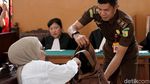 Potret Ratna Sarumpaet Menitikan Air Mata Saat Jalani Sidang