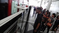 Menurut keterangan warga banyak warga yang mengunjungi Stasiun Velodrome tersebut untuk mencoba LRT dengan tujuan ke Kelapa Gading.