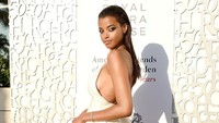 Ia tampil cantik nan seksi dengan dress berwarna putih. Gregg DeGuire/Getty Images