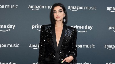 Foto: Gaya Seksi Dua Lipa, Pakai Jas Tanpa Celana