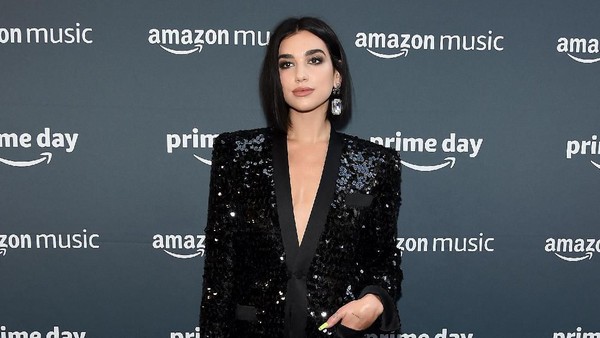 Foto: Gaya Seksi Dua Lipa, Pakai Jas Tanpa Celana