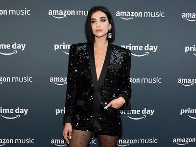 Foto: Gaya Seksi Dua Lipa, Pakai Jas Tanpa Celana