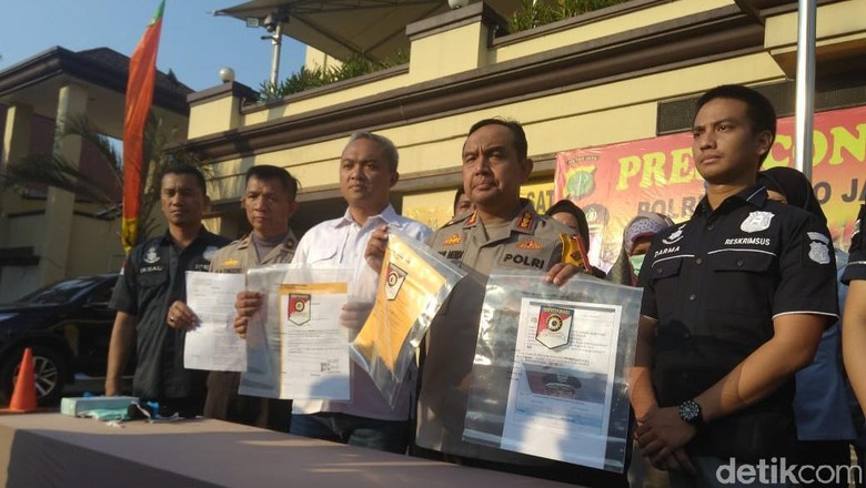Pembuat Status Tak Usah Pajang Foto Presiden Guru Les di Koja Pembuat Status Tak Usah Pajang Foto Presiden Guru Les di Koja