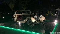 Pintunya terbuka dengan cara yang tak biasa mirip mobil Rolls-Royce, kemudian lampunya di depan berukuran sangat besar. Peleknya pun masih jari-jari sangat khas mobil klasik zaman dulu.