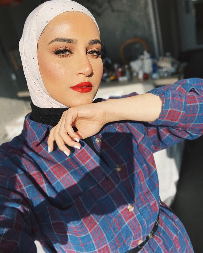 Dalalid dikenal sebagai pecinta makeup. Kamu harus menganggap makeup sebagai aksesori dari busanamu. Aku sendiri suka mengekspresikan mood ku melalui makeup dan keseluruhan penampilanku, ujar Dalal yang juga dikenal sebagai makeup blogger itu. Foto: Instagram @dalalid