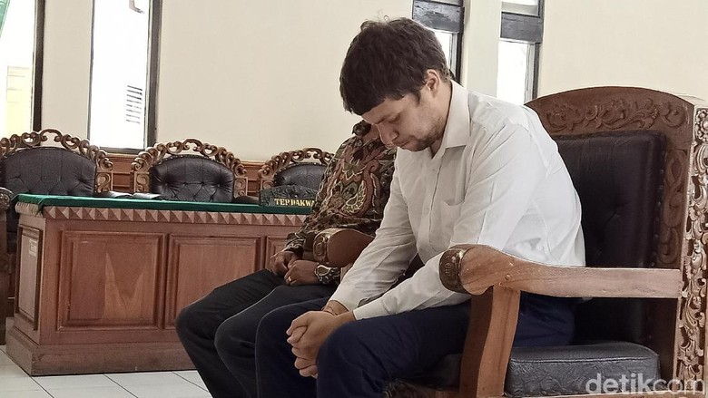 Andrei Zhetkov Penyelundup Orang Utan Divonis 1 Tahun Bui Andrei Zhetkov Penyelundup Orang Utan Divonis 1 Tahun Bui
