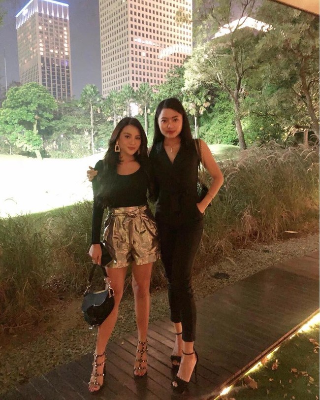 Lihat betapa langsingnya Aurel saat berpose dengan pelatih pribadinya di pusat kebugaran. Ini dia PT kuuu yang selalu nyiksaaa kalo lg nge gym, tulisnya di keterangan foto. Foto: Instagram @aurelie.hermansyah