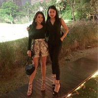 Lihat betapa langsingnya Aurel saat berpose dengan pelatih pribadinya di pusat kebugaran. Ini dia PT kuuu yang selalu nyiksaaa kalo lg nge gym, tulisnya di keterangan foto. Foto: Instagram @aurelie.hermansyah