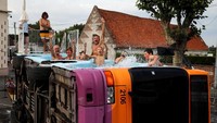 Ada pemandangan menarik di Kota Gosnay dekat Bethune, Prancis. Di sana ada sebuah bus kota yang dirombak menjadi tempat berendam oleh sejumlah warga.
