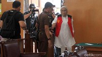 Ratna Sarumpaet memasuki ruang sidang untuk menjalani sidang putusan terkait kasus hoax penganiayaan.