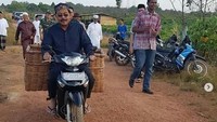 Tak hanya itu, Nurdin juga dipotret menunggangi Supra X berkeranjang hasil panen warga pada 14 Februari 2018. Istimewa/Dok. Instagram @nurdin757.