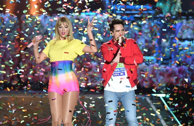 T-shirt dan celana pendek high-waist semakin menonjolkan tubuh ramping dan kaki panjang nan ramping wanita 29 tahun ini. Padu-padan baju warna-warni tak terlihat berlebihan tapi justru membuat penampilannya makin segar. Foto: Kevin Winter/Getty Images