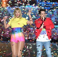 T-shirt dan celana pendek high-waist semakin menonjolkan tubuh ramping dan kaki panjang nan ramping wanita 29 tahun ini. Padu-padan baju warna-warni tak terlihat berlebihan tapi justru membuat penampilannya makin segar. Foto: Kevin Winter/Getty Images