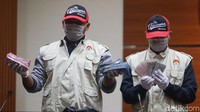 Uang dalam berbagai pecahan mata uang itu ditemukan KPK dalam tas yang totalnya lebih dari Rp 666 juta.