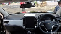 Selain 7 seater, Wuling juga meluncurkan sebuah teknologi canggih, yaitu voice command atau perintah suara yang membuat mobil bisa ngobrol dengan pengendara.