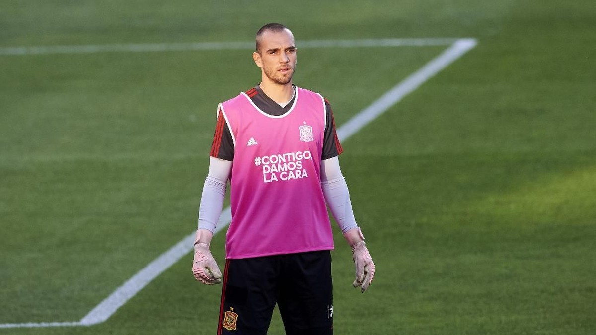Pau Lopez resmi jadi kiper baru AS Roma (Aitor Alcalde/Getty Images)