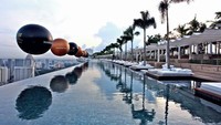Marina Bay Sands tempat hiburan terpadu yang menghadap ke arah Teluk Marina di Singapura. Tempat ini adalah kolam renang yang berada di atas gedung tertinggi Marina Bay Hotel. Istimewa/Dok. www.caredesain.com.
