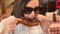 Wanita berambut panjang yang juga mantan model dari Afrika Selatan ini termasuk salah satu foodies. Ia banyak menikmati makanan di berbagai momen. Foto: instagram @charlizeafrica