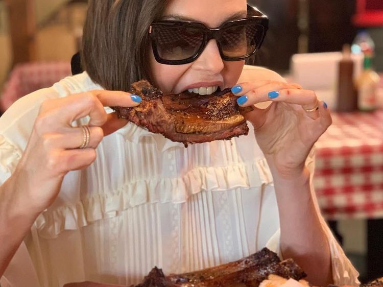 Bintangi Fast Furious 9, Seperti Ini Aksi Charlize Theron Saat Makan