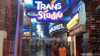 Dua pengunjung berfoto di depan Trans Studio Cibubur. Mereka bersuka cita bersama (Melissa Bonauli/detikcom)