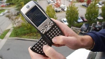 Ponsel Voq Professional Phone yang bentuknya unik ini ditujukan buat pebisnis dan menjalankan Windows Mobile. Foto: Telegraph
