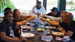 Gaya Kulineran Mewah DJ Khaled Saat Makan di Pesawat Pribadi