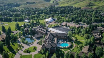 Allen & Company Sun Valley Conference tahun ini berlangsung di Idaho seperti tahun-tahun sebelumnya. Setiap Juli selama sekitar seminggu, beberapa manusia paling makmur dan berkuasa di jagat teknologi, hiburan sampai politik berkumpul di sini mendiskusikan beragam hal. Foto: Reuters