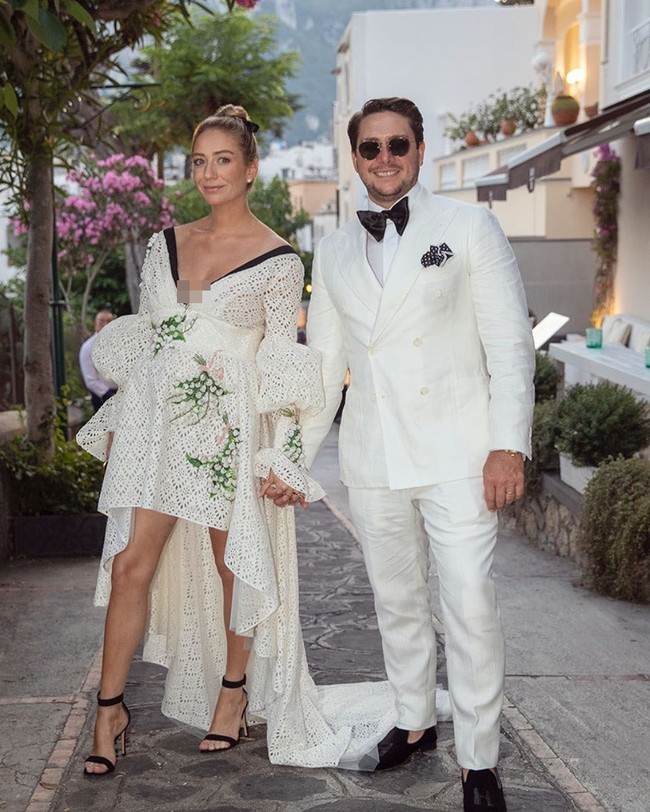 Ketika mengunggah foto pesta ulang tahunnya, wanita tersebut terlihat menggunakan dress custom keluaran Giambattista Valli yang ditaksir berharga $10,000 atau sekitar Rp 140 jutaan. Foto: Instagram @whitney