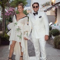 Ketika mengunggah foto pesta ulang tahunnya, wanita tersebut terlihat menggunakan dress custom keluaran Giambattista Valli yang ditaksir berharga $10,000 atau sekitar Rp 140 jutaan. Foto: Instagram @whitney