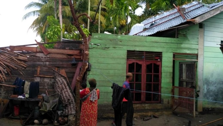 Hujan-Angin Kencang Hantam 4 Kecamatan di Bireuen Aceh, 12 Rumah Rusak Hujan-Angin Kencang Hantam 4 Kecamatan di Bireuen Aceh, 12 Rumah Rusak