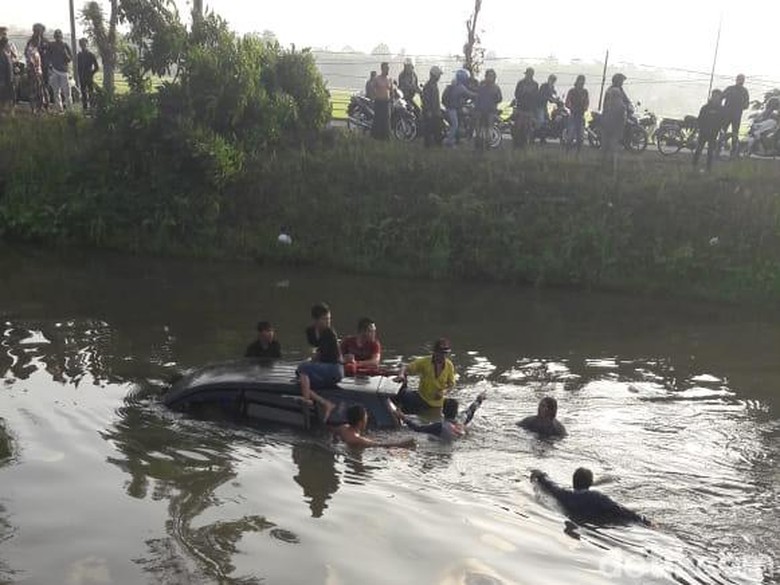 Hindari Motor Mpv Muat 7 Orang Terjun Ke Sungai Di Jember