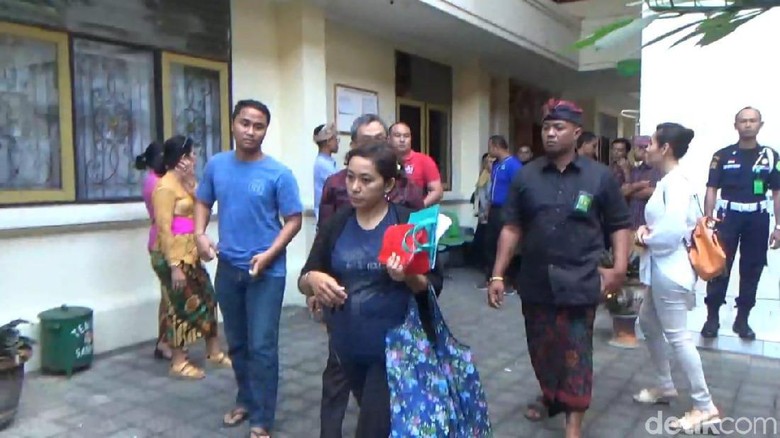 Emak-emak Nekat Nyopet Duit Pengunjung Sidang di PN Denpasar Bali Emak-emak Nekat Nyopet Duit Pengunjung Sidang di PN Denpasar Bali