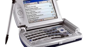 Motorola MPx yang keluar tahun 2004 ini bisa dibuka secara vertikal dan horisontal, termasuk yang tercanggih di masanya. Foto: Telegraph