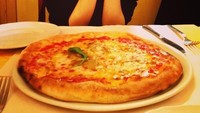 Selain es krim rupanya Kiko juga penggemar berat pizza. Pizza dengan topping extra keju ini bikin Kiko semakin lapar. Foto: Instagram @i_am_kiko