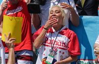 Jawara Kontes Makan Wanita Ini Kembali Menangi Kontes Makan Hot Dog