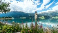 Namanya Danau Resia, danau yang berada di Tyrol Selatan, Italia. (iStock)