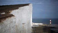 Beachy Head merupakan tebing kapur terjal dengan ketinggian mencapai 162 meter. Beachy Head terletak di kawasan Sussex Timur di Inggris. Istimewa/Dan Kitwood/Getty Images.