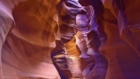 Antelope Canyon yang berada di Arizona, Amerika Serikat, merupakan sebuah ngarai yang terkenal dengan keindahan pemandangan alamnya. Istimewa/Dok. www.versesofuniverse.blogspot.com.