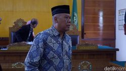 Mbah Putih dan Dua Terpidana Kasus Mafia Bola Sudah Bebas Mbah Putih dan Dua Terpidana Kasus Mafia Bola Sudah Bebas