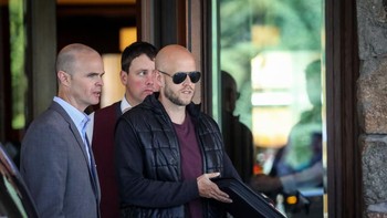 Pendiri dan CEO Spotify, Daniel Ek, baru turun dari mobil. Foto: Getty Images